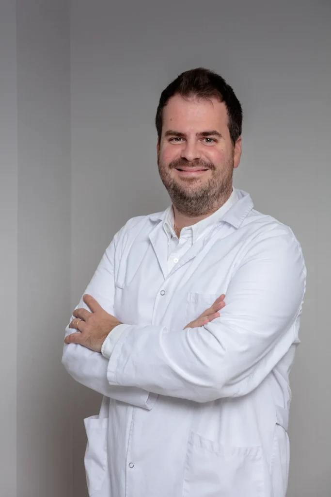 Dr Alex Muñoz, oftalmólogo (equipo retina)